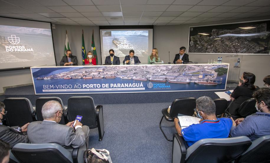 Ministro do TST debate trabalho portuário em seminário na Portos do Paraná