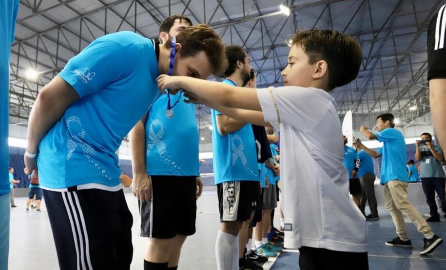 Portos do Paraná reúne colaboradores e terceirizados para promover conscientização e confraternização neste sábado (20), em Paranaguá. Na arena esportiva Albertina Salmon, um torneio de futebol marcou o “Novembro Azul”, mês de conscientização sobre a saúde do homem e a prevenção ao câncer de próstata.