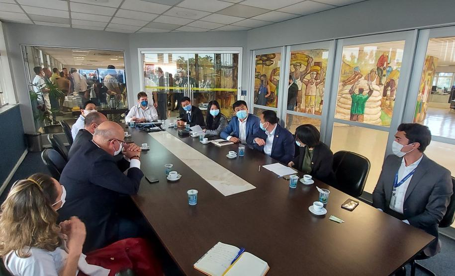 Portos do Paraná apresenta projetos de expansão a grupo internacional de investidores