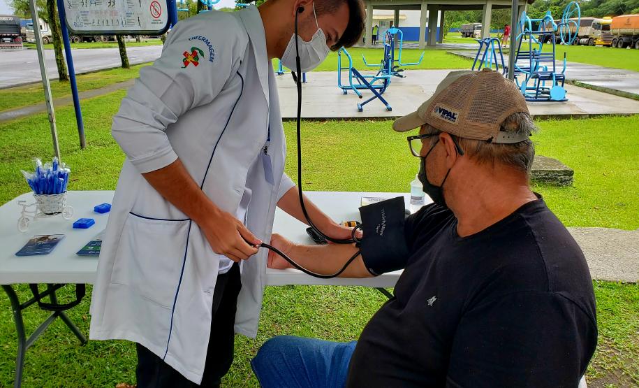 Organizado e coordenado pela empresa pública Portos do Paraná, o evento ofereceu aos caminhoneiros serviços do Detran-PR, do Serviço Social do Transporte e do Serviço Nacional de Aprendizagem do Transporte (Sest/Senat), da Global Saúde, além de orientações sobre trânsito, meio ambiente, segurança e corte de cabelo.
