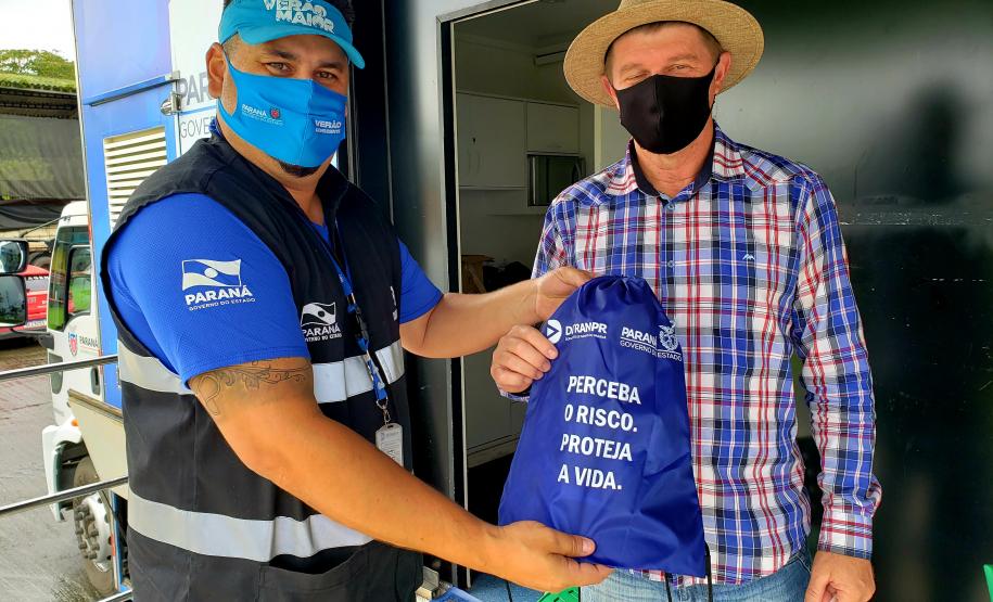 Organizado e coordenado pela empresa pública Portos do Paraná, o evento ofereceu aos caminhoneiros serviços do Detran-PR, do Serviço Social do Transporte e do Serviço Nacional de Aprendizagem do Transporte (Sest/Senat), da Global Saúde, além de orientações sobre trânsito, meio ambiente, segurança e corte de cabelo.