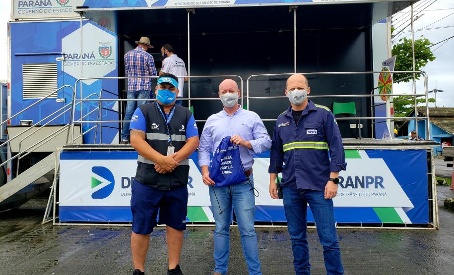 Organizado e coordenado pela empresa pública Portos do Paraná, o evento ofereceu aos caminhoneiros serviços do Detran-PR, do Serviço Social do Transporte e do Serviço Nacional de Aprendizagem do Transporte (Sest/Senat), da Global Saúde, além de orientações sobre trânsito, meio ambiente, segurança e corte de cabelo.