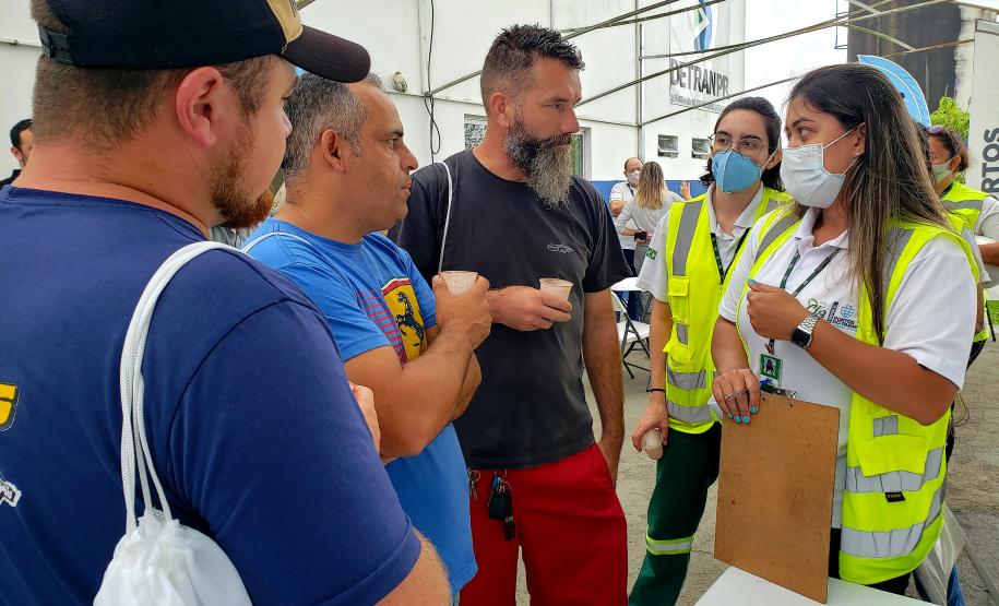 Organizado e coordenado pela empresa pública Portos do Paraná, o evento ofereceu aos caminhoneiros serviços do Detran-PR, do Serviço Social do Transporte e do Serviço Nacional de Aprendizagem do Transporte (Sest/Senat), da Global Saúde, além de orientações sobre trânsito, meio ambiente, segurança e corte de cabelo.