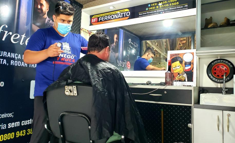 Organizado e coordenado pela empresa pública Portos do Paraná, o evento ofereceu aos caminhoneiros serviços do Detran-PR, do Serviço Social do Transporte e do Serviço Nacional de Aprendizagem do Transporte (Sest/Senat), da Global Saúde, além de orientações sobre trânsito, meio ambiente, segurança e corte de cabelo.