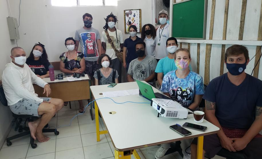 A compostagem controlada não gera o transporte de resíduos orgânicos para aterros sanitários, diminuindo o volume de resíduos que chegam a esses locais.