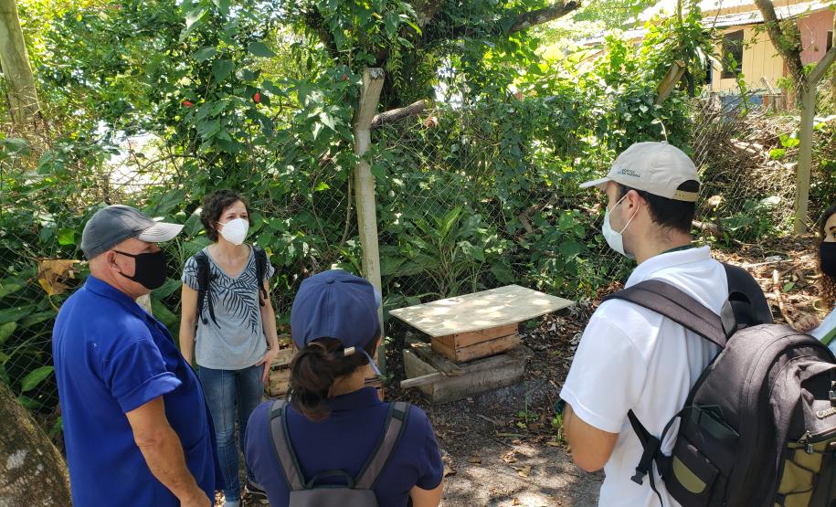 A compostagem controlada não gera o transporte de resíduos orgânicos para aterros sanitários, diminuindo o volume de resíduos que chegam a esses locais.
