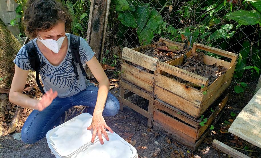 A compostagem controlada não gera o transporte de resíduos orgânicos para aterros sanitários, diminuindo o volume de resíduos que chegam a esses locais.