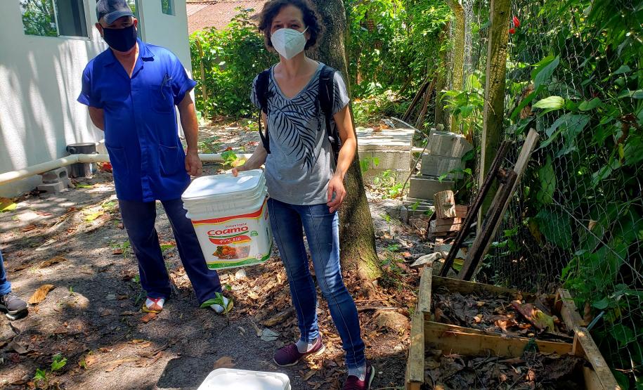 A compostagem controlada não gera o transporte de resíduos orgânicos para aterros sanitários, diminuindo o volume de resíduos que chegam a esses locais.