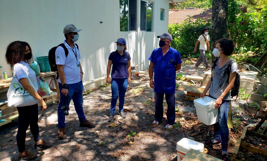 A compostagem controlada não gera o transporte de resíduos orgânicos para aterros sanitários, diminuindo o volume de resíduos que chegam a esses locais.