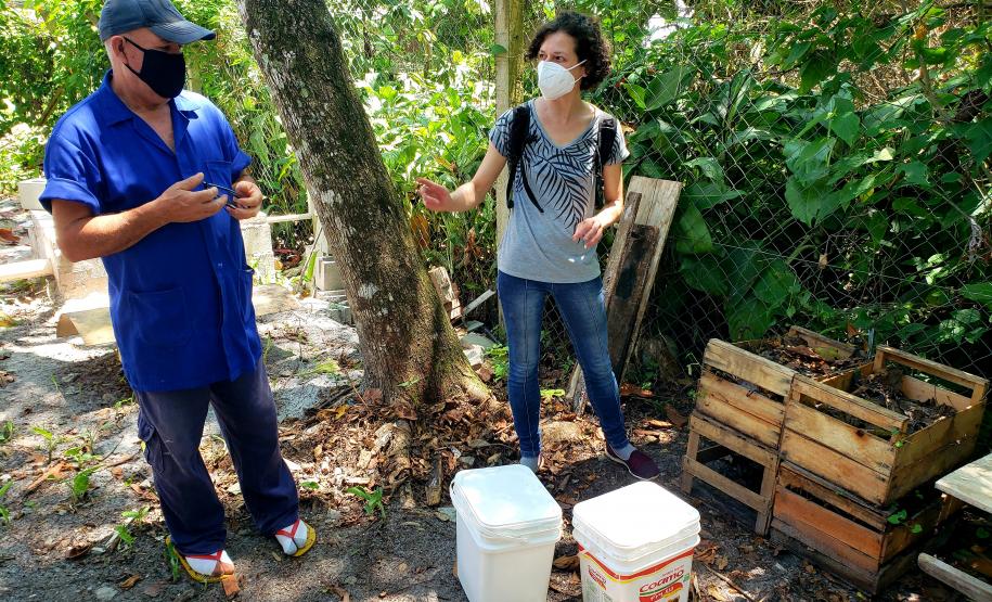 A compostagem controlada não gera o transporte de resíduos orgânicos para aterros sanitários, diminuindo o volume de resíduos que chegam a esses locais.