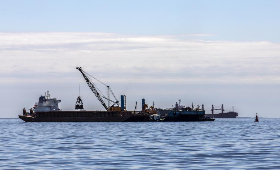 A etapa de perfurações e detonações das obras de derrocagem da Pedra da Palangana foi concluída pela Portos do Paraná nesta semana. A obra segue com a remoção, britagem e destinação das rochas aos sete municípios do Litoral do Estado. A previsão é que as atividades estejam 100% concluídas até janeiro de 2022.