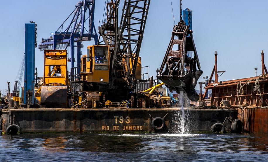 A etapa de perfurações e detonações das obras de derrocagem da Pedra da Palangana foi concluída pela Portos do Paraná nesta semana. A obra segue com a remoção, britagem e destinação das rochas aos sete municípios do Litoral do Estado. A previsão é que as atividades estejam 100% concluídas até janeiro de 2022.