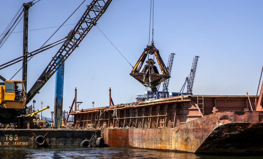 A etapa de perfurações e detonações das obras de derrocagem da Pedra da Palangana foi concluída pela Portos do Paraná nesta semana. A obra segue com a remoção, britagem e destinação das rochas aos sete municípios do Litoral do Estado. A previsão é que as atividades estejam 100% concluídas até janeiro de 2022.