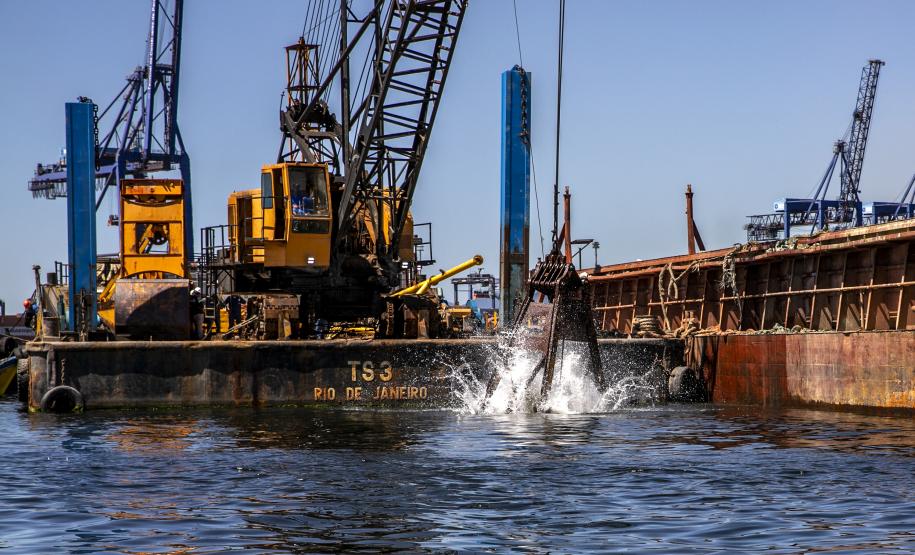 A etapa de perfurações e detonações das obras de derrocagem da Pedra da Palangana foi concluída pela Portos do Paraná nesta semana. A obra segue com a remoção, britagem e destinação das rochas aos sete municípios do Litoral do Estado. A previsão é que as atividades estejam 100% concluídas até janeiro de 2022.