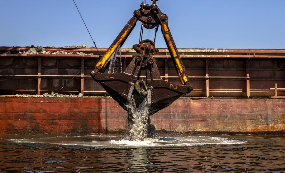 A etapa de perfurações e detonações das obras de derrocagem da Pedra da Palangana foi concluída pela Portos do Paraná nesta semana. A obra segue com a remoção, britagem e destinação das rochas aos sete municípios do Litoral do Estado. A previsão é que as atividades estejam 100% concluídas até janeiro de 2022.