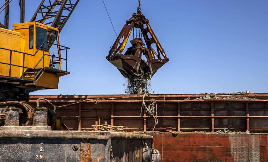 A etapa de perfurações e detonações das obras de derrocagem da Pedra da Palangana foi concluída pela Portos do Paraná nesta semana. A obra segue com a remoção, britagem e destinação das rochas aos sete municípios do Litoral do Estado. A previsão é que as atividades estejam 100% concluídas até janeiro de 2022.