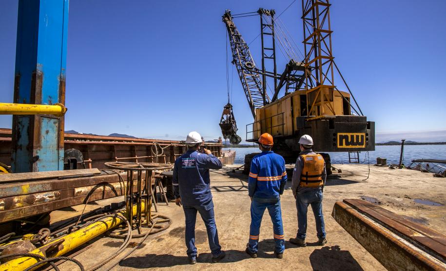 A etapa de perfurações e detonações das obras de derrocagem da Pedra da Palangana foi concluída pela Portos do Paraná nesta semana. A obra segue com a remoção, britagem e destinação das rochas aos sete municípios do Litoral do Estado. A previsão é que as atividades estejam 100% concluídas até janeiro de 2022.