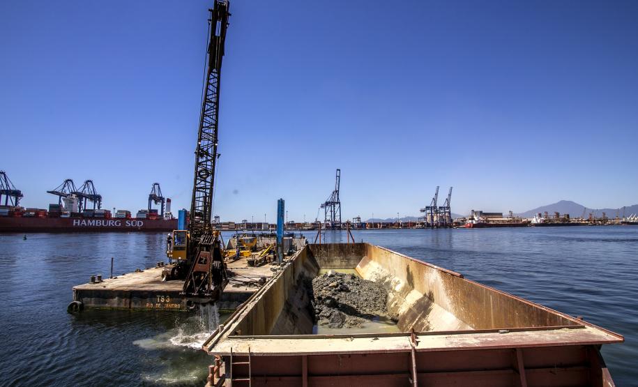 A etapa de perfurações e detonações das obras de derrocagem da Pedra da Palangana foi concluída pela Portos do Paraná nesta semana. A obra segue com a remoção, britagem e destinação das rochas aos sete municípios do Litoral do Estado. A previsão é que as atividades estejam 100% concluídas até janeiro de 2022.