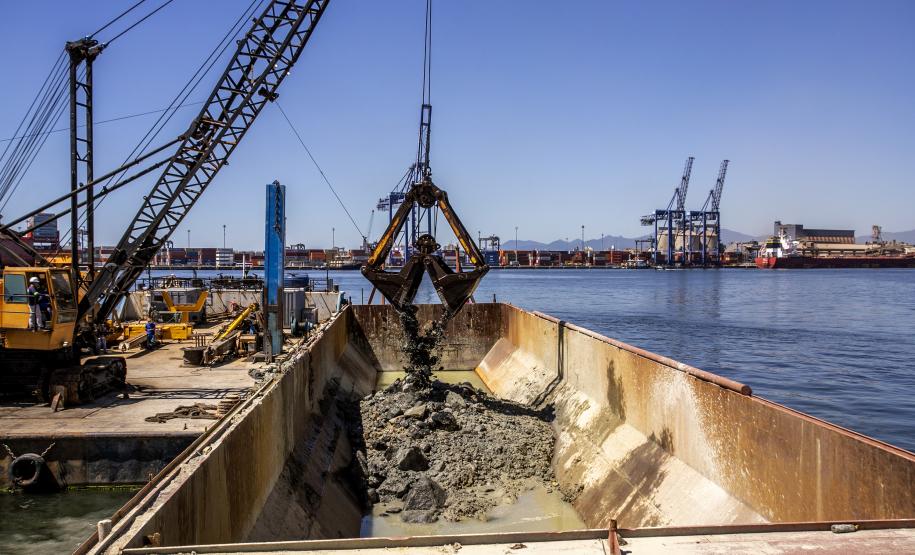A etapa de perfurações e detonações das obras de derrocagem da Pedra da Palangana foi concluída pela Portos do Paraná nesta semana. A obra segue com a remoção, britagem e destinação das rochas aos sete municípios do Litoral do Estado. A previsão é que as atividades estejam 100% concluídas até janeiro de 2022.