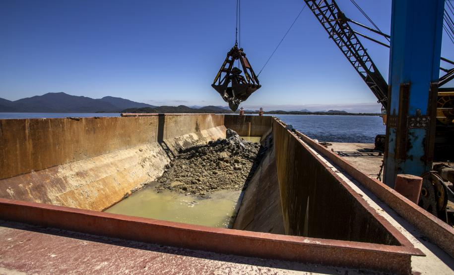 A etapa de perfurações e detonações das obras de derrocagem da Pedra da Palangana foi concluída pela Portos do Paraná nesta semana. A obra segue com a remoção, britagem e destinação das rochas aos sete municípios do Litoral do Estado. A previsão é que as atividades estejam 100% concluídas até janeiro de 2022.