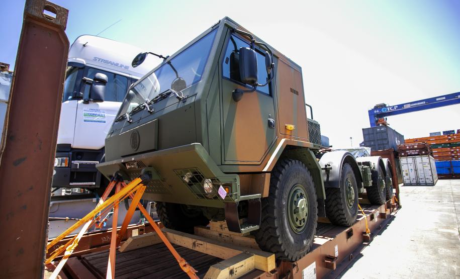 O Exército Brasileiro recebeu, na última terça-feira (30), seis novos caminhões da marca Tatra 8x8 com portadas IRB importados. Os veículos militares foram desembarcados na TCP - Terminal de Contêineres de Paranaguá, no Porto de Paranaguá. Fabricadas na República Tcheca, as viaturas foram embarcadas em porto alemão. Chegaram em Paranaguá em contêineres Flat Rack no navio Cap San Lorenzo.