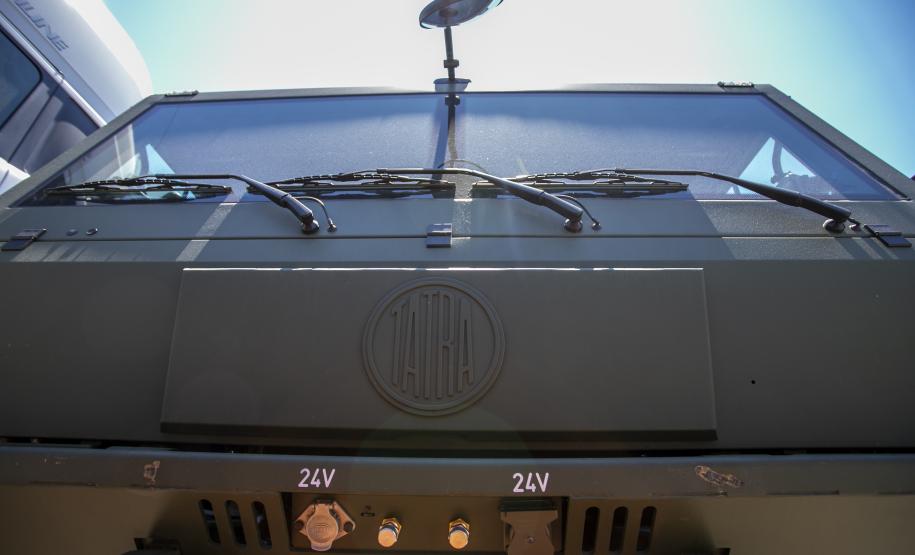 O Exército Brasileiro recebeu, na última terça-feira (30), seis novos caminhões da marca Tatra 8x8 com portadas IRB importados. Os veículos militares foram desembarcados na TCP - Terminal de Contêineres de Paranaguá, no Porto de Paranaguá. Fabricadas na República Tcheca, as viaturas foram embarcadas em porto alemão. Chegaram em Paranaguá em contêineres Flat Rack no navio Cap San Lorenzo.