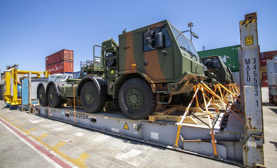 O Exército Brasileiro recebeu, na última terça-feira (30), seis novos caminhões da marca Tatra 8x8 com portadas IRB importados. Os veículos militares foram desembarcados na TCP - Terminal de Contêineres de Paranaguá, no Porto de Paranaguá. Fabricadas na República Tcheca, as viaturas foram embarcadas em porto alemão. Chegaram em Paranaguá em contêineres Flat Rack no navio Cap San Lorenzo.