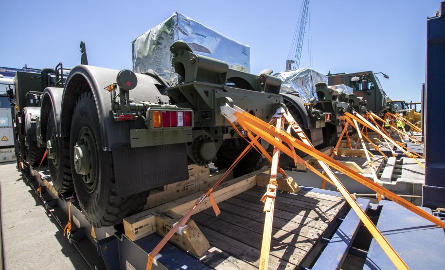 O Exército Brasileiro recebeu, na última terça-feira (30), seis novos caminhões da marca Tatra 8x8 com portadas IRB importados. Os veículos militares foram desembarcados na TCP - Terminal de Contêineres de Paranaguá, no Porto de Paranaguá. Fabricadas na República Tcheca, as viaturas foram embarcadas em porto alemão. Chegaram em Paranaguá em contêineres Flat Rack no navio Cap San Lorenzo.