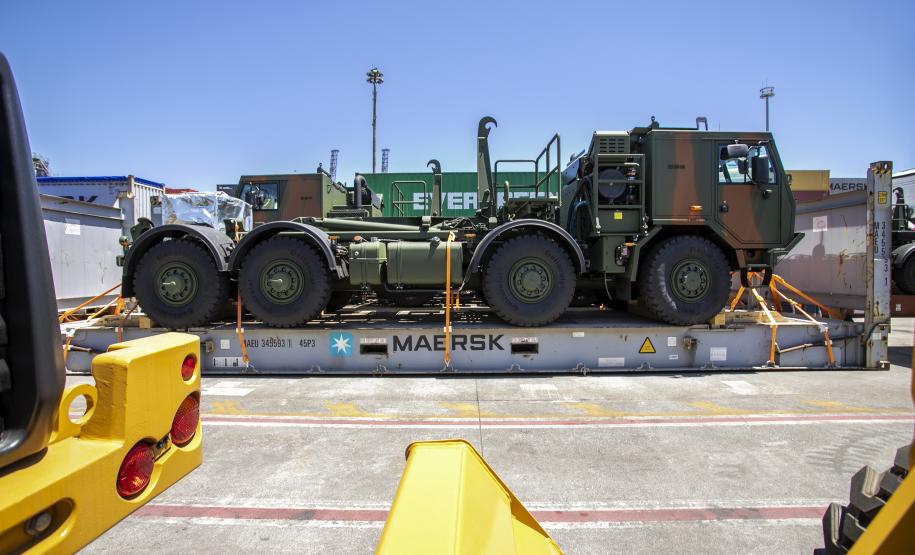 O Exército Brasileiro recebeu, na última terça-feira (30), seis novos caminhões da marca Tatra 8x8 com portadas IRB importados. Os veículos militares foram desembarcados na TCP - Terminal de Contêineres de Paranaguá, no Porto de Paranaguá. Fabricadas na República Tcheca, as viaturas foram embarcadas em porto alemão. Chegaram em Paranaguá em contêineres Flat Rack no navio Cap San Lorenzo.