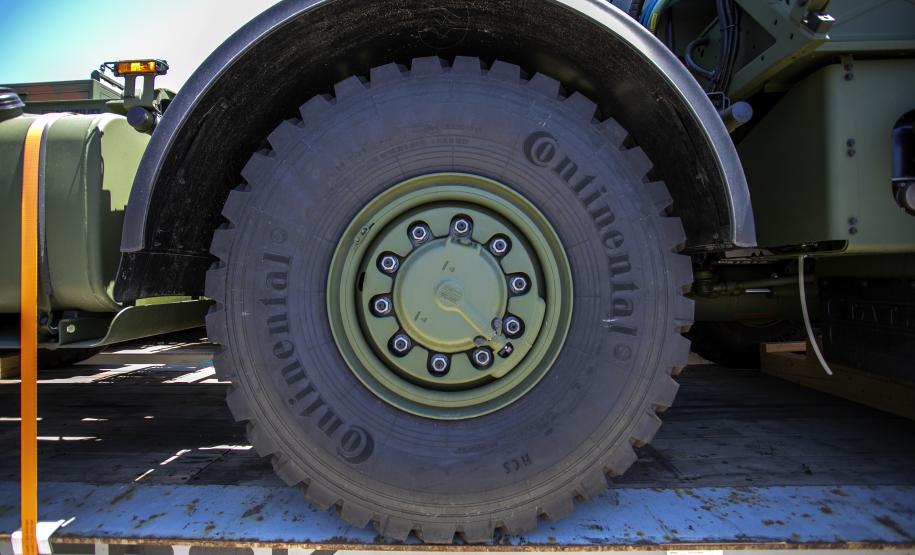 O Exército Brasileiro recebeu, na última terça-feira (30), seis novos caminhões da marca Tatra 8x8 com portadas IRB importados. Os veículos militares foram desembarcados na TCP - Terminal de Contêineres de Paranaguá, no Porto de Paranaguá. Fabricadas na República Tcheca, as viaturas foram embarcadas em porto alemão. Chegaram em Paranaguá em contêineres Flat Rack no navio Cap San Lorenzo.