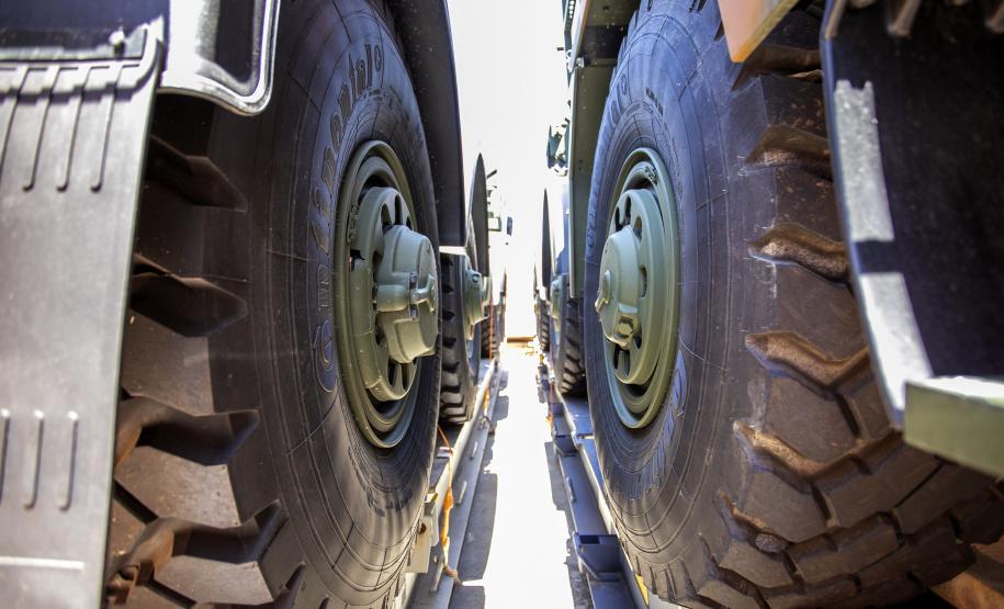 O Exército Brasileiro recebeu, na última terça-feira (30), seis novos caminhões da marca Tatra 8x8 com portadas IRB importados. Os veículos militares foram desembarcados na TCP - Terminal de Contêineres de Paranaguá, no Porto de Paranaguá. Fabricadas na República Tcheca, as viaturas foram embarcadas em porto alemão. Chegaram em Paranaguá em contêineres Flat Rack no navio Cap San Lorenzo.