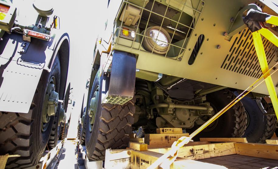 O Exército Brasileiro recebeu, na última terça-feira (30), seis novos caminhões da marca Tatra 8x8 com portadas IRB importados. Os veículos militares foram desembarcados na TCP - Terminal de Contêineres de Paranaguá, no Porto de Paranaguá. Fabricadas na República Tcheca, as viaturas foram embarcadas em porto alemão. Chegaram em Paranaguá em contêineres Flat Rack no navio Cap San Lorenzo.