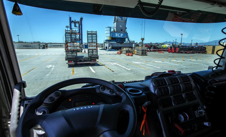 O Exército Brasileiro recebeu, na última terça-feira (30), seis novos caminhões da marca Tatra 8x8 com portadas IRB importados. Os veículos militares foram desembarcados na TCP - Terminal de Contêineres de Paranaguá, no Porto de Paranaguá. Fabricadas na República Tcheca, as viaturas foram embarcadas em porto alemão. Chegaram em Paranaguá em contêineres Flat Rack no navio Cap San Lorenzo.