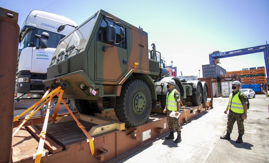 O Exército Brasileiro recebeu, na última terça-feira (30), seis novos caminhões da marca Tatra 8x8 com portadas IRB importados. Os veículos militares foram desembarcados na TCP - Terminal de Contêineres de Paranaguá, no Porto de Paranaguá. Fabricadas na República Tcheca, as viaturas foram embarcadas em porto alemão. Chegaram em Paranaguá em contêineres Flat Rack no navio Cap San Lorenzo.