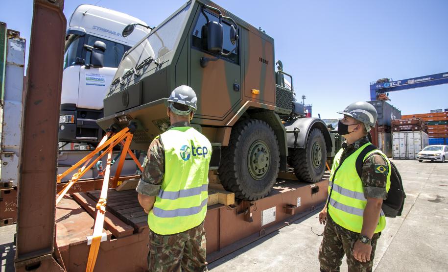 O Exército Brasileiro recebeu, na última terça-feira (30), seis novos caminhões da marca Tatra 8x8 com portadas IRB importados. Os veículos militares foram desembarcados na TCP - Terminal de Contêineres de Paranaguá, no Porto de Paranaguá. Fabricadas na República Tcheca, as viaturas foram embarcadas em porto alemão. Chegaram em Paranaguá em contêineres Flat Rack no navio Cap San Lorenzo.