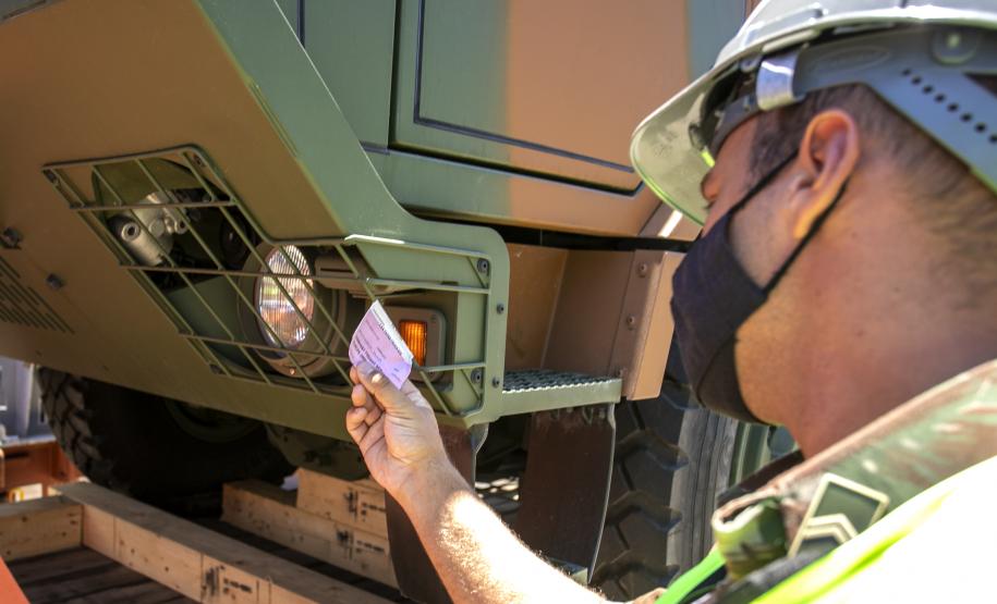 O Exército Brasileiro recebeu, na última terça-feira (30), seis novos caminhões da marca Tatra 8x8 com portadas IRB importados. Os veículos militares foram desembarcados na TCP - Terminal de Contêineres de Paranaguá, no Porto de Paranaguá. Fabricadas na República Tcheca, as viaturas foram embarcadas em porto alemão. Chegaram em Paranaguá em contêineres Flat Rack no navio Cap San Lorenzo.