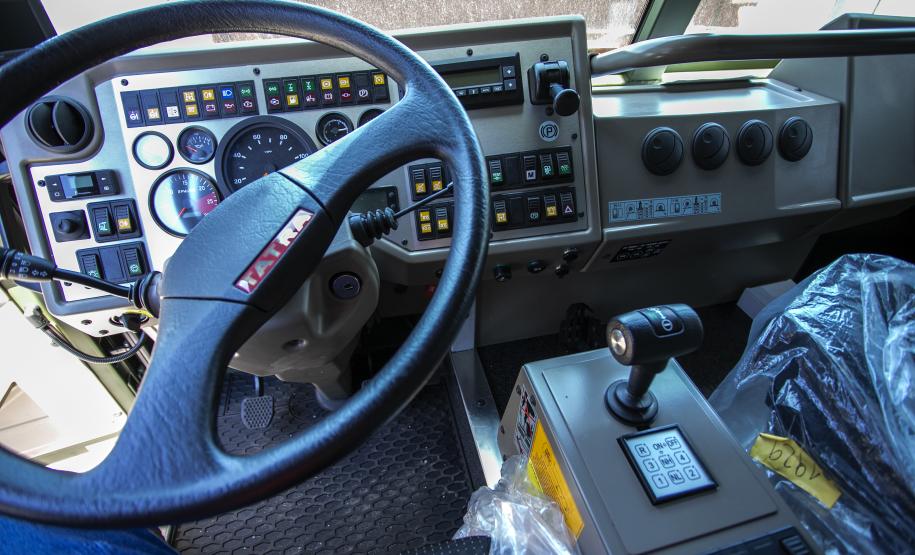 O Exército Brasileiro recebeu, na última terça-feira (30), seis novos caminhões da marca Tatra 8x8 com portadas IRB importados. Os veículos militares foram desembarcados na TCP - Terminal de Contêineres de Paranaguá, no Porto de Paranaguá. Fabricadas na República Tcheca, as viaturas foram embarcadas em porto alemão. Chegaram em Paranaguá em contêineres Flat Rack no navio Cap San Lorenzo.