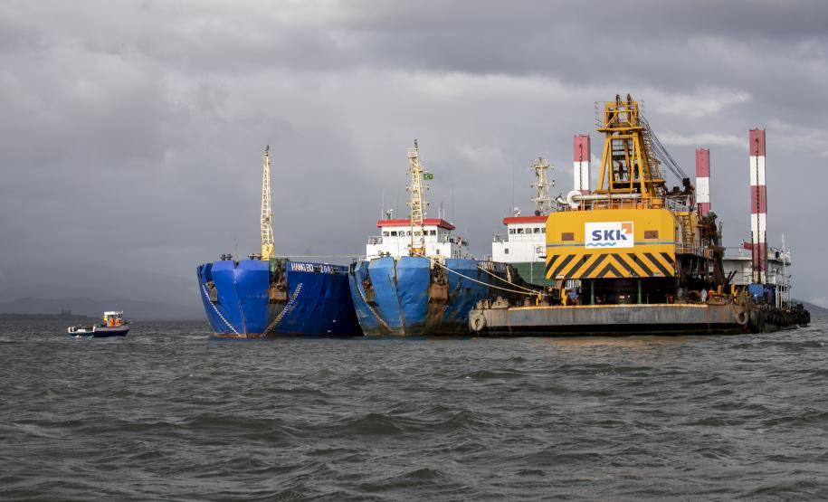 O cenário do exercício, nesta terça-feira (7), foi de vazamento de óleo combustível de uma draga, com fauna atingida.