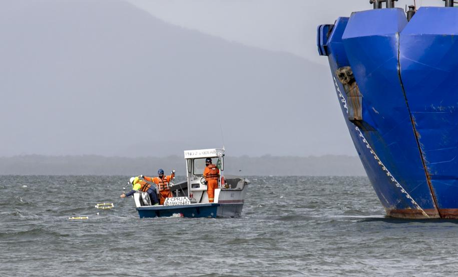 O cenário do exercício, nesta terça-feira (7), foi de vazamento de óleo combustível de uma draga, com fauna atingida.