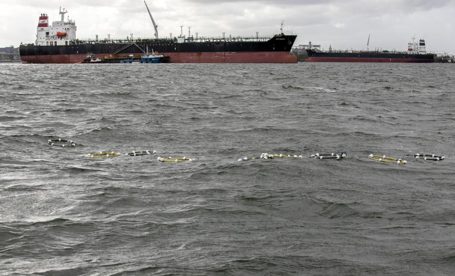 O cenário do exercício, nesta terça-feira (7), foi de vazamento de óleo combustível de uma draga, com fauna atingida.