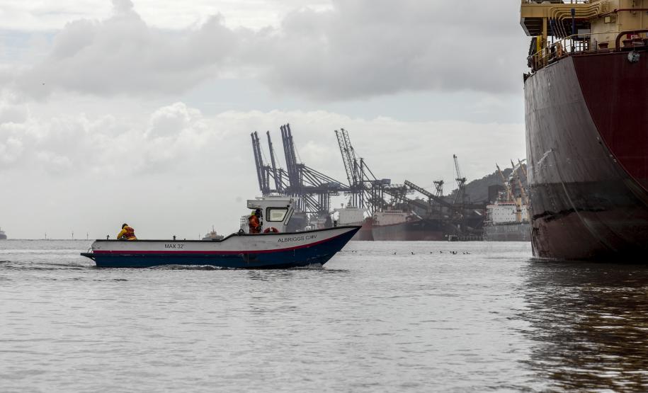 O cenário do exercício, nesta terça-feira (7), foi de vazamento de óleo combustível de uma draga, com fauna atingida.