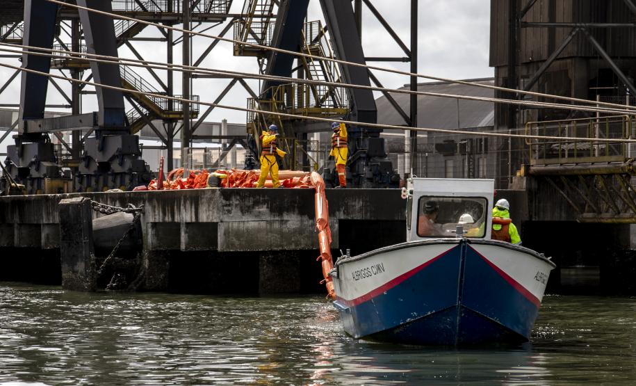O cenário do exercício, nesta terça-feira (7), foi de vazamento de óleo combustível de uma draga, com fauna atingida.
