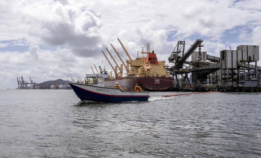 O cenário do exercício, nesta terça-feira (7), foi de vazamento de óleo combustível de uma draga, com fauna atingida.