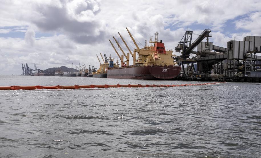 O cenário do exercício, nesta terça-feira (7), foi de vazamento de óleo combustível de uma draga, com fauna atingida.