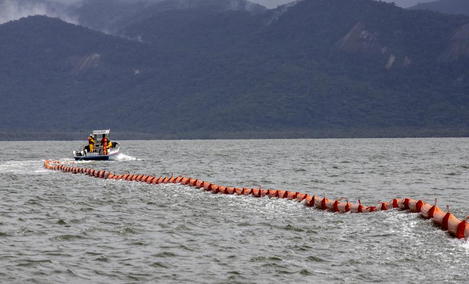 O cenário do exercício, nesta terça-feira (7), foi de vazamento de óleo combustível de uma draga, com fauna atingida.
