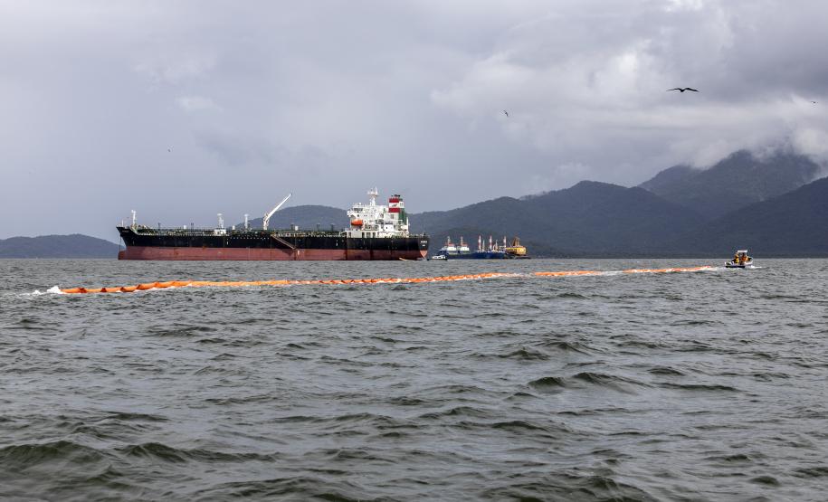 O cenário do exercício, nesta terça-feira (7), foi de vazamento de óleo combustível de uma draga, com fauna atingida.