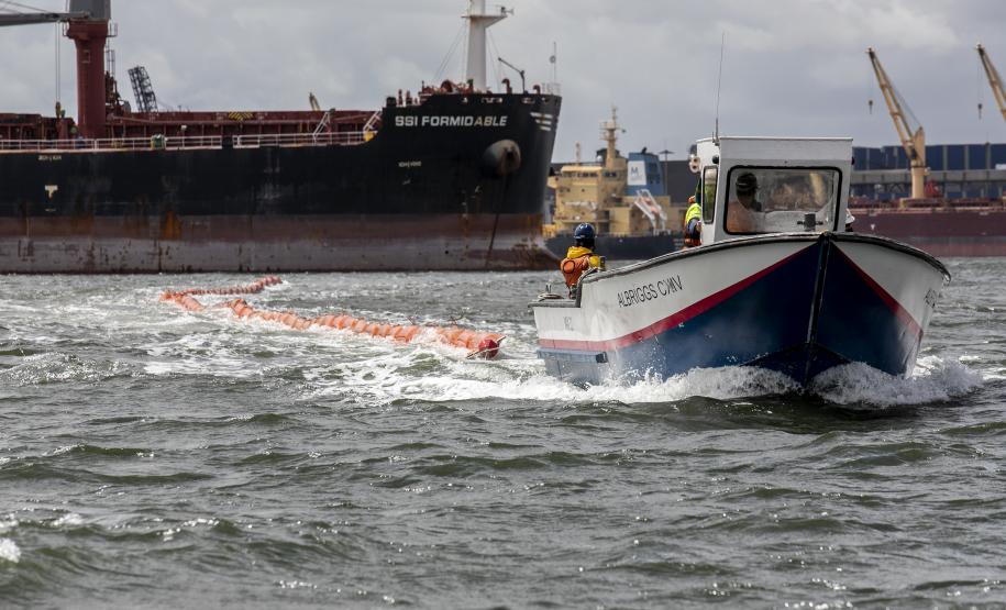 O cenário do exercício, nesta terça-feira (7), foi de vazamento de óleo combustível de uma draga, com fauna atingida.