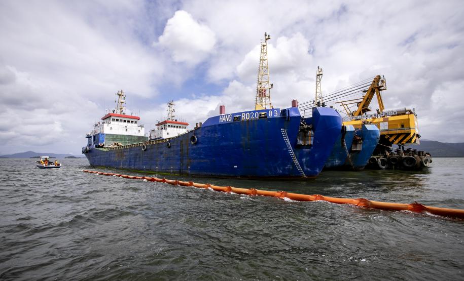O cenário do exercício, nesta terça-feira (7), foi de vazamento de óleo combustível de uma draga, com fauna atingida.