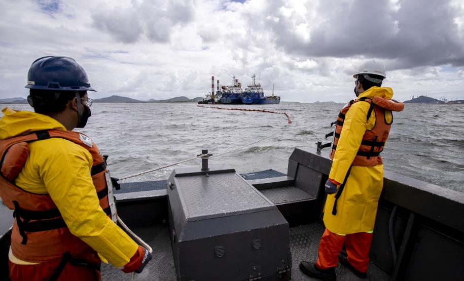 O cenário do exercício, nesta terça-feira (7), foi de vazamento de óleo combustível de uma draga, com fauna atingida.