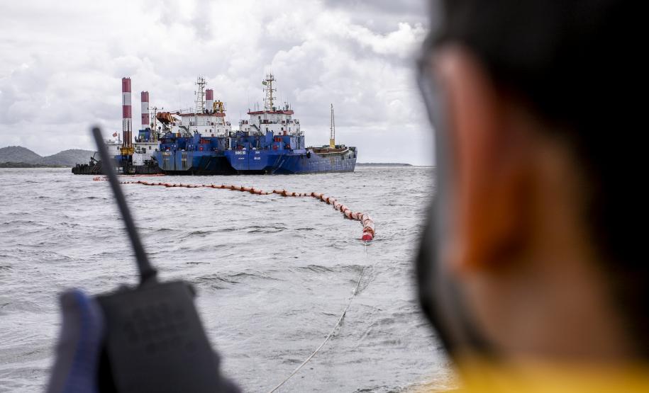 O cenário do exercício, nesta terça-feira (7), foi de vazamento de óleo combustível de uma draga, com fauna atingida.